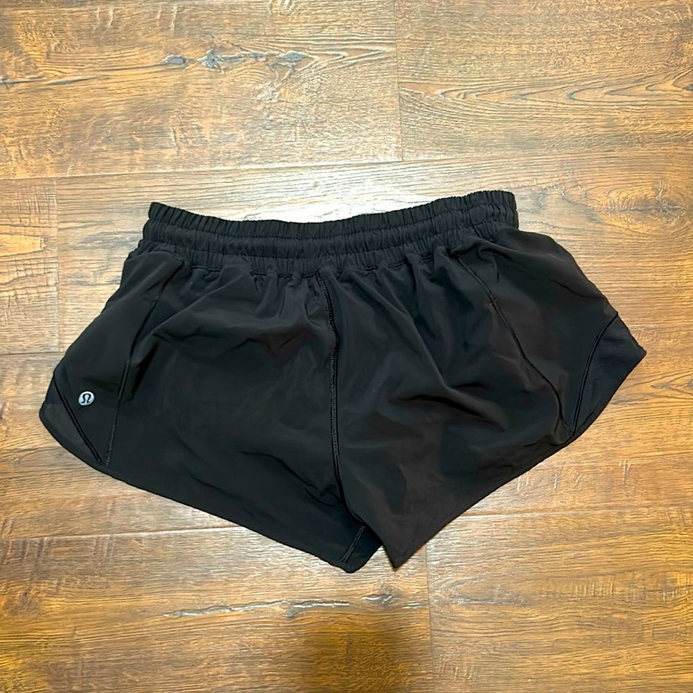 Lululemon hottie hot 2.5 inch black shorts